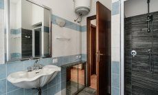 Villa Palme | Bath 1 with shower and bathtub Villa Palme, Costa Rei