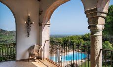 Villa Fiorita | Roofed terrace with panoramic views over the valley all the way to the sea Portrait of the villa