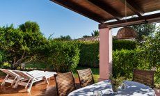 Villa Roberta | View into the green garden Front view, garden and terrace