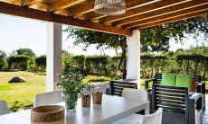 Villetta Fabio | Spacious dining table with sea view Outdoor dining table Villetta Fabio Costa Rei