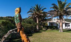Villetta 3 | Landmark of the house is the hand carved statue Owl statue with garden Villetta 3 Costa Rei