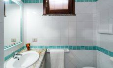 Villa Maestrale | Bathroom in turquoise green New picture