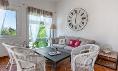 Li Conchi 33 | Cozy couch New Picture 2025