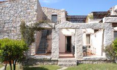 Villa Domus 17 | Three granite arches form the entrance to the house bathroom