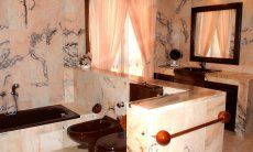 Villa Nautilus | Bathroom 2 with bathtub Bathroom