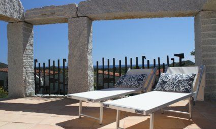 Terrace with sundbeds