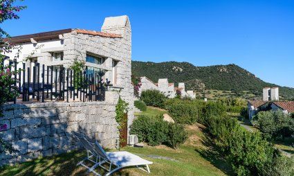 House in granite and garden with sunbeds